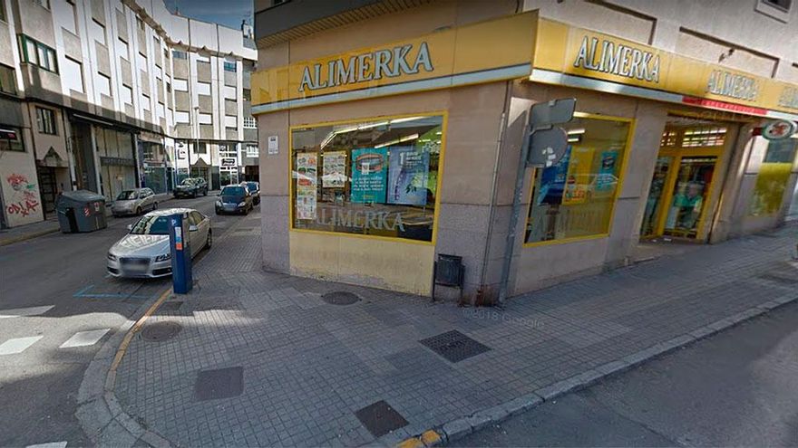 Supermercado de Alimerka en la calle Real de Ponferrada afectado por la medida./ Google Maps