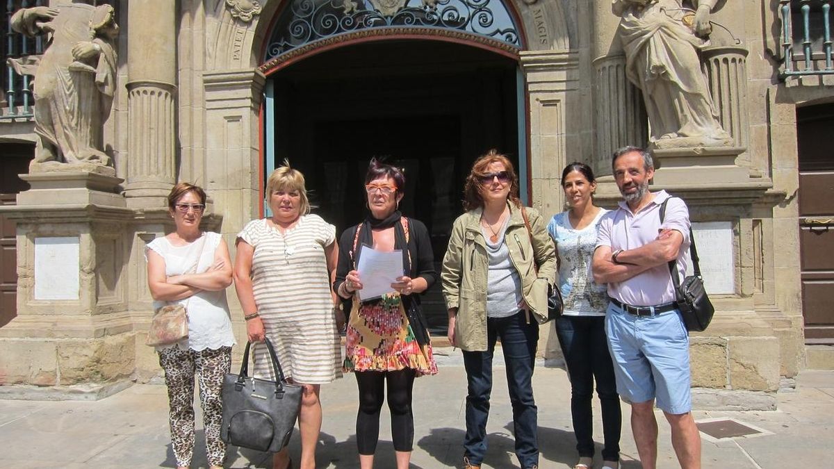 Representantes de Lunes Lilas, frente a la Casa Consistorial.