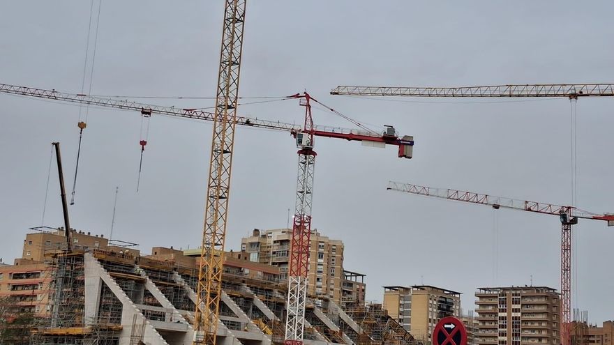 Rosario de irregularidades con las obras de La Romareda: sobrecostes, contratos con deficiencias y falta de transparencia