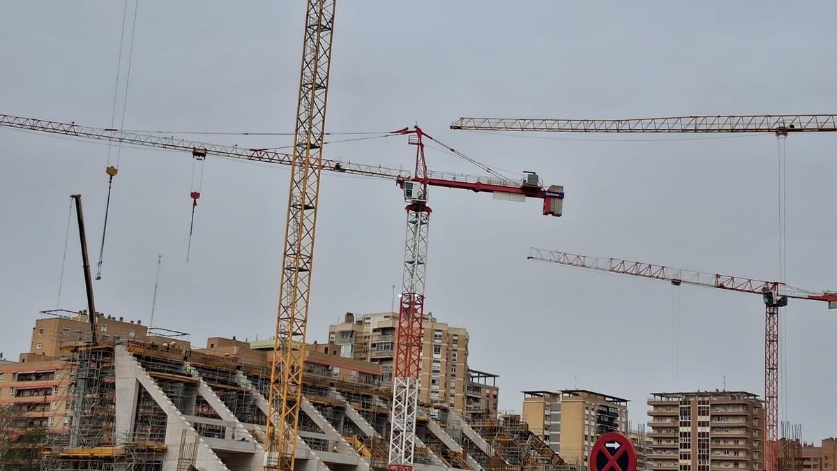 Rosario de irregularidades con las obras de la nueva Romareda: sobrecostes, contratos con deficiencias y falta de transparencia