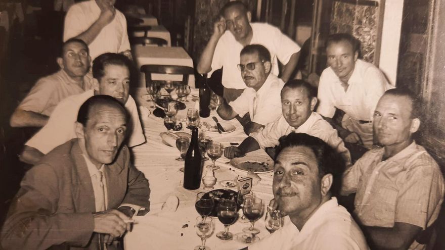 Pepe Bonet (en primer pla), Enrique Blanes (segon a l'esquerra) i Higinio Recuenco (primer dret a la dreta), en una tertúlia amb amics.