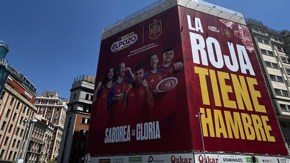 ElPozo despliega una gran lona en pleno centro de Madrid para reforzar su apoyo a la Selección Española