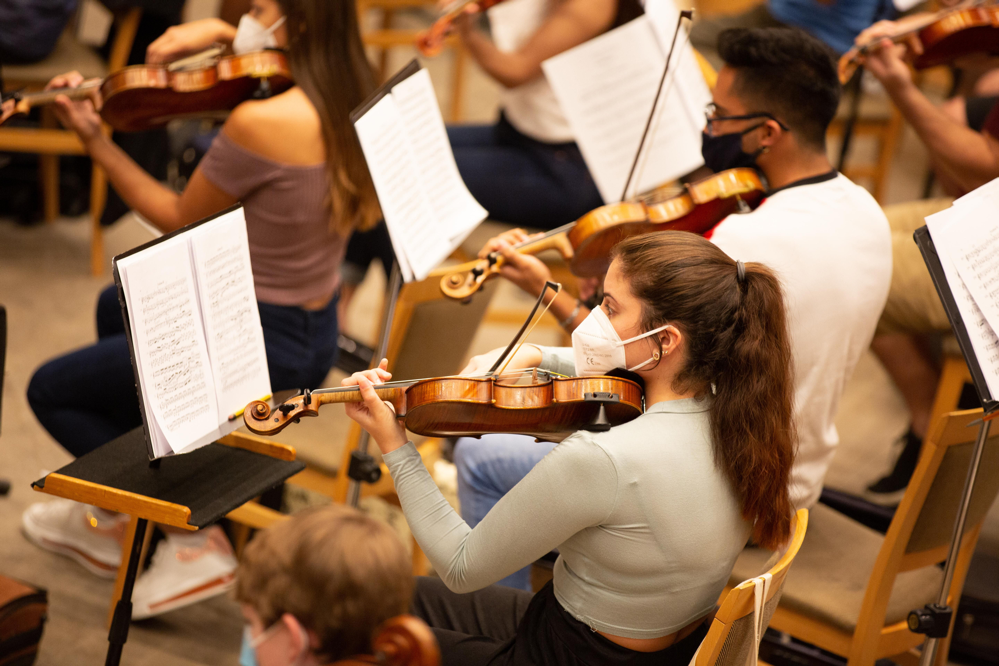 Una violinista durante en el ensayo de Gustavo Dudamel