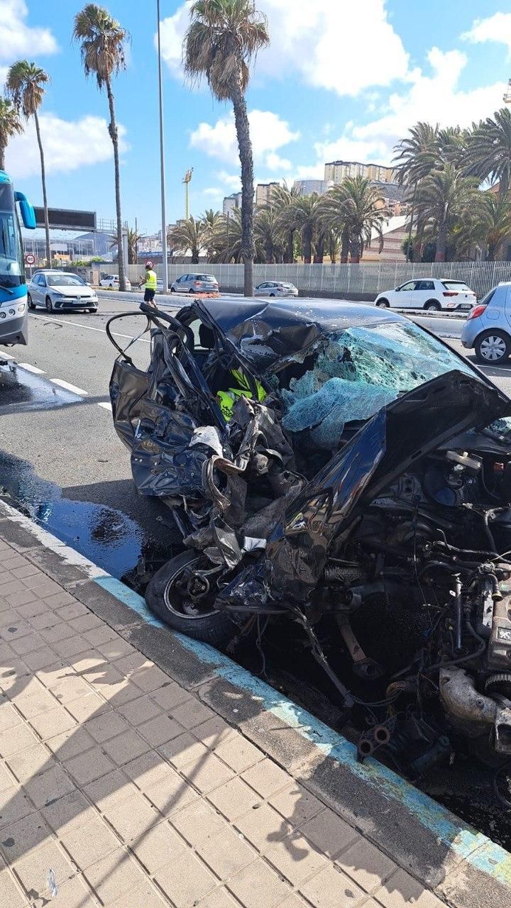 Accidente entre una guagua y dos coches en la Avenida Marítima de Las Palmas de Gran Canaria.