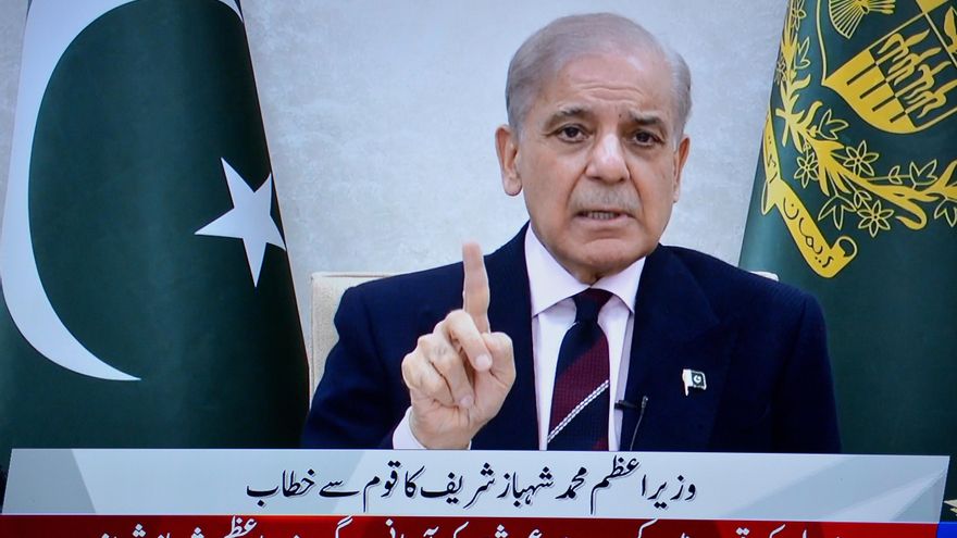 El primer ministro pakistaní, Shehbaz Sharif, durante un discurso a la nación televisado este viernes por la noche en Peshawar, Pakistán. Islamabad se prepara para recibir delegaciones de alto nivel de los Estados Unidos e Irán, con negociaciones programadas para comenzar este sábado. Estas conversaciones siguen a un acuerdo de alto el fuego temporal de dos semanas mediado por Pakistán. (Estados Unidos) EFE/EPA/BILAWAL ARBAB