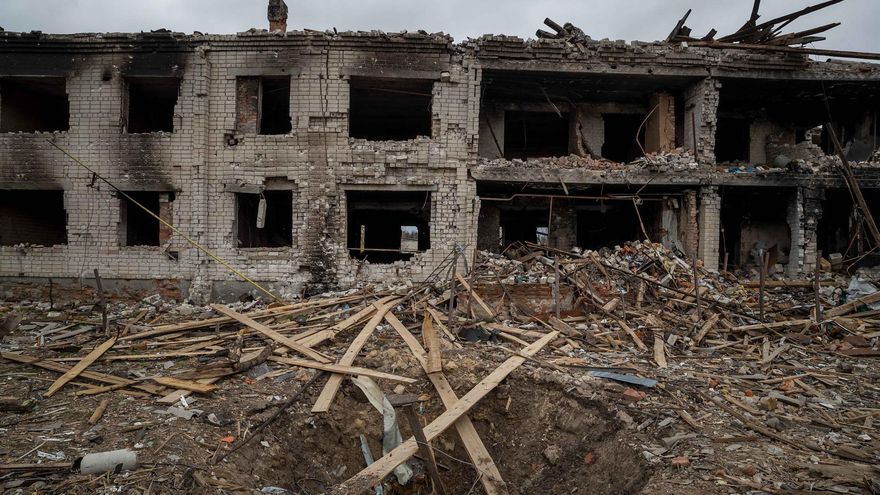 Fotografía de una escuela destruida por un misil ayer, en Cherniguiv (Ucrania).