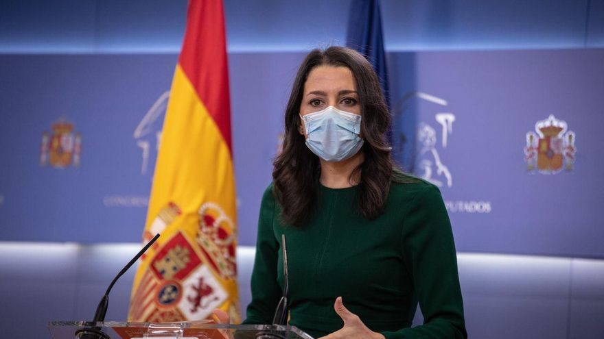 La presidenta de Ciudadanos, Inés Arrimadas, en una rueda de prensa en el Congreso de los Diputados.