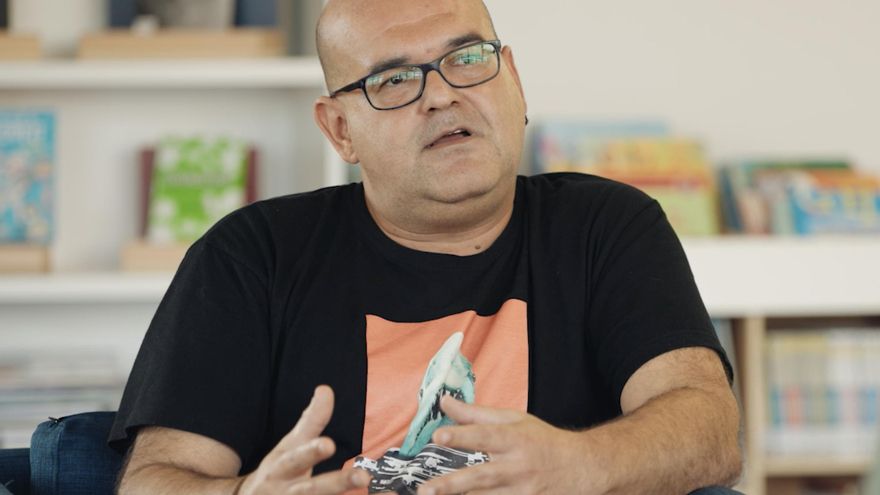 Alexis Ravelo: “El capitalismo vende que por tus propios medios puedes sobresalir, y para sobresalir en un barrio tienes que ser excelente”