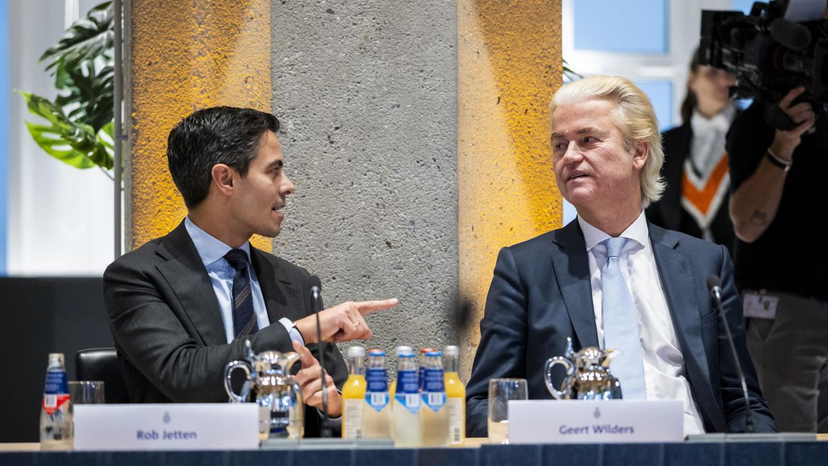 El líder del partido D66 Rob Jetten y el líder del Partido por la Libertad (PVV) Geert Wilders asisten a una reunión con el presidente de la Cámara de Representantes de Países Bajos.
