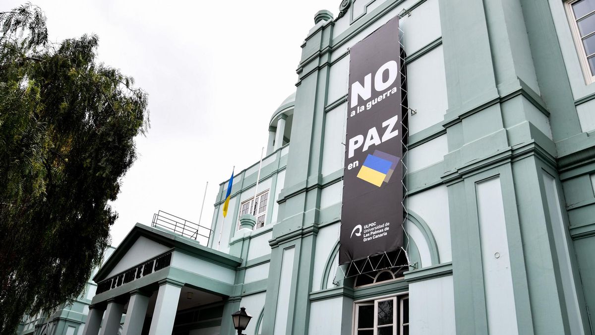 Pancarta de "no a la guerra" de la ULPGC