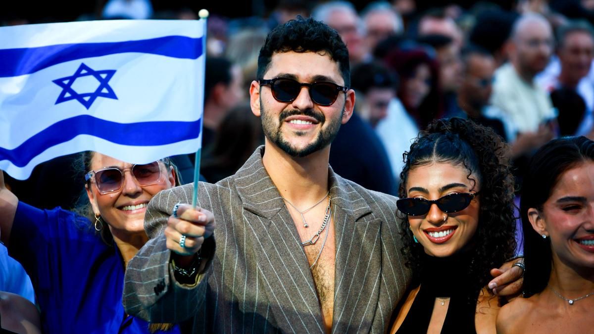 El candidato de Israel desfila en la alfombra inaugural de Eurovisión 2026