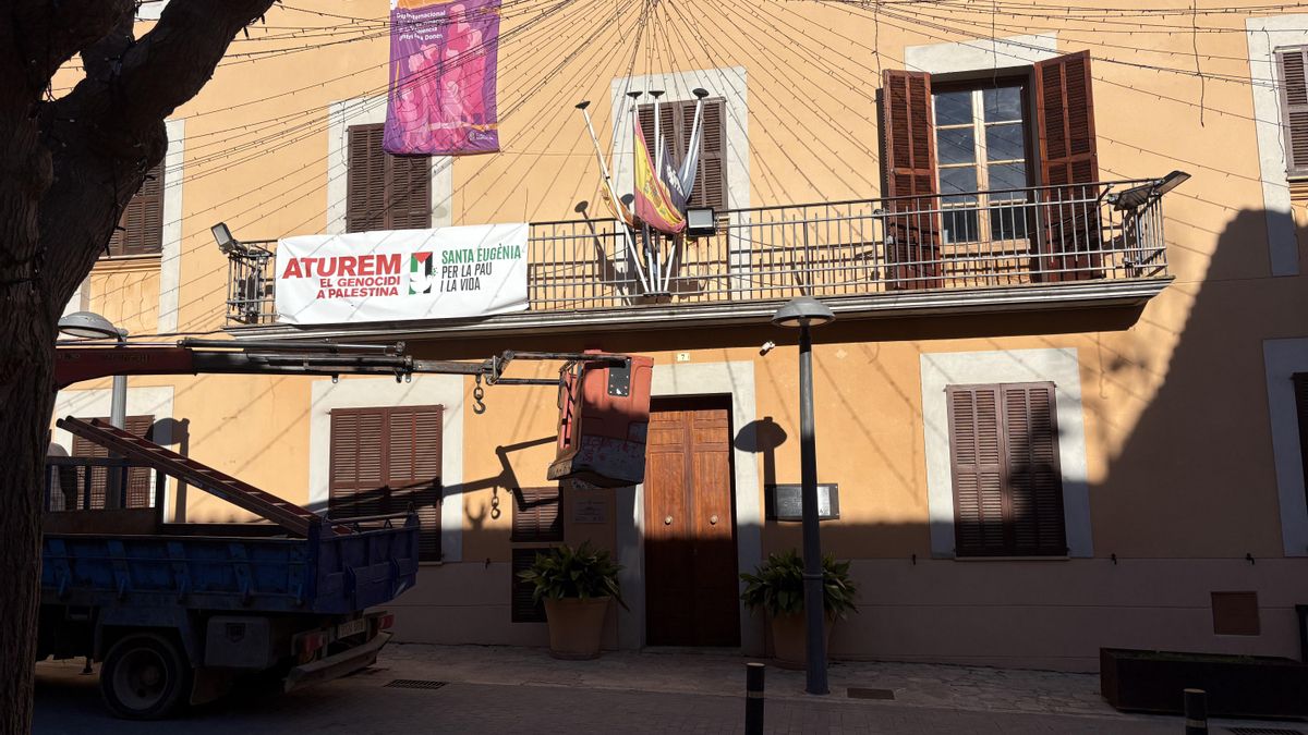 Desinstalación de uno de los dispositivos instalados en la fachada del Ayuntamiento