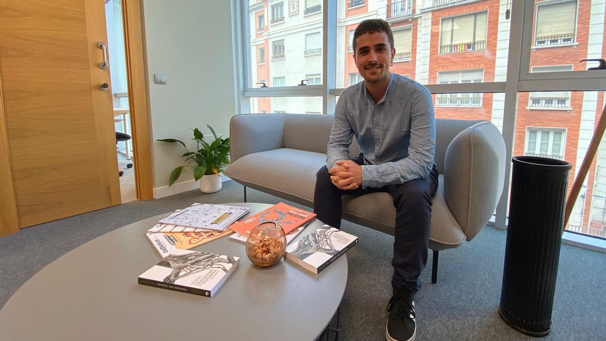 El líder de Cantabristas Paulu Lobete en la redacción de elDiario.es Cantabria.