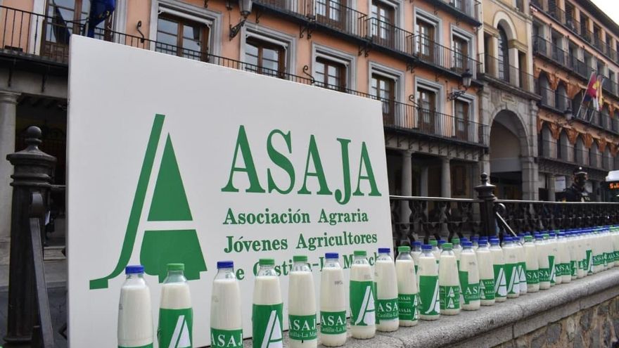 Han repartido leche al término de la protesta