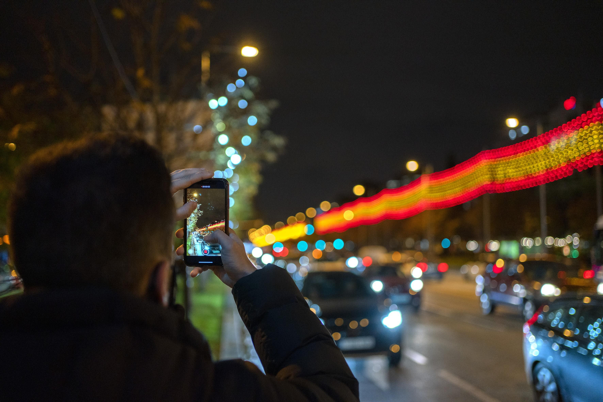 Varios vecinos se acercaron a las 20.00 para asistir al encendido de las luces