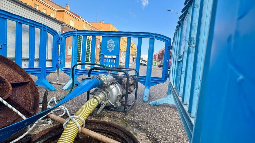 La fuerza del agua rompe un tramo de un colector en una calle de Cuenca