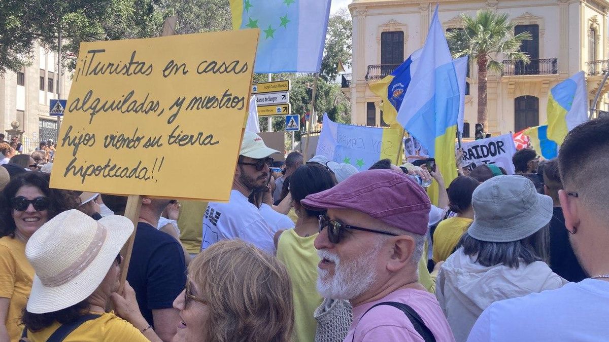 Pancartas y banderas tricolor en la salida de la manifestación en Santa Cruz de Tenerife.