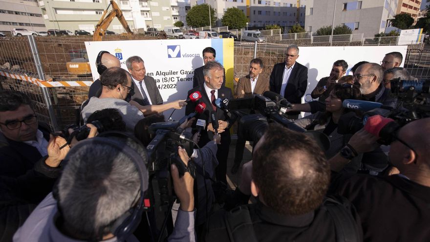 El presidente de Canarias, Ángel Victor Torres, visita la zona donde se construirán 100 viviendas sociales en Santa Cruz de Tenerife