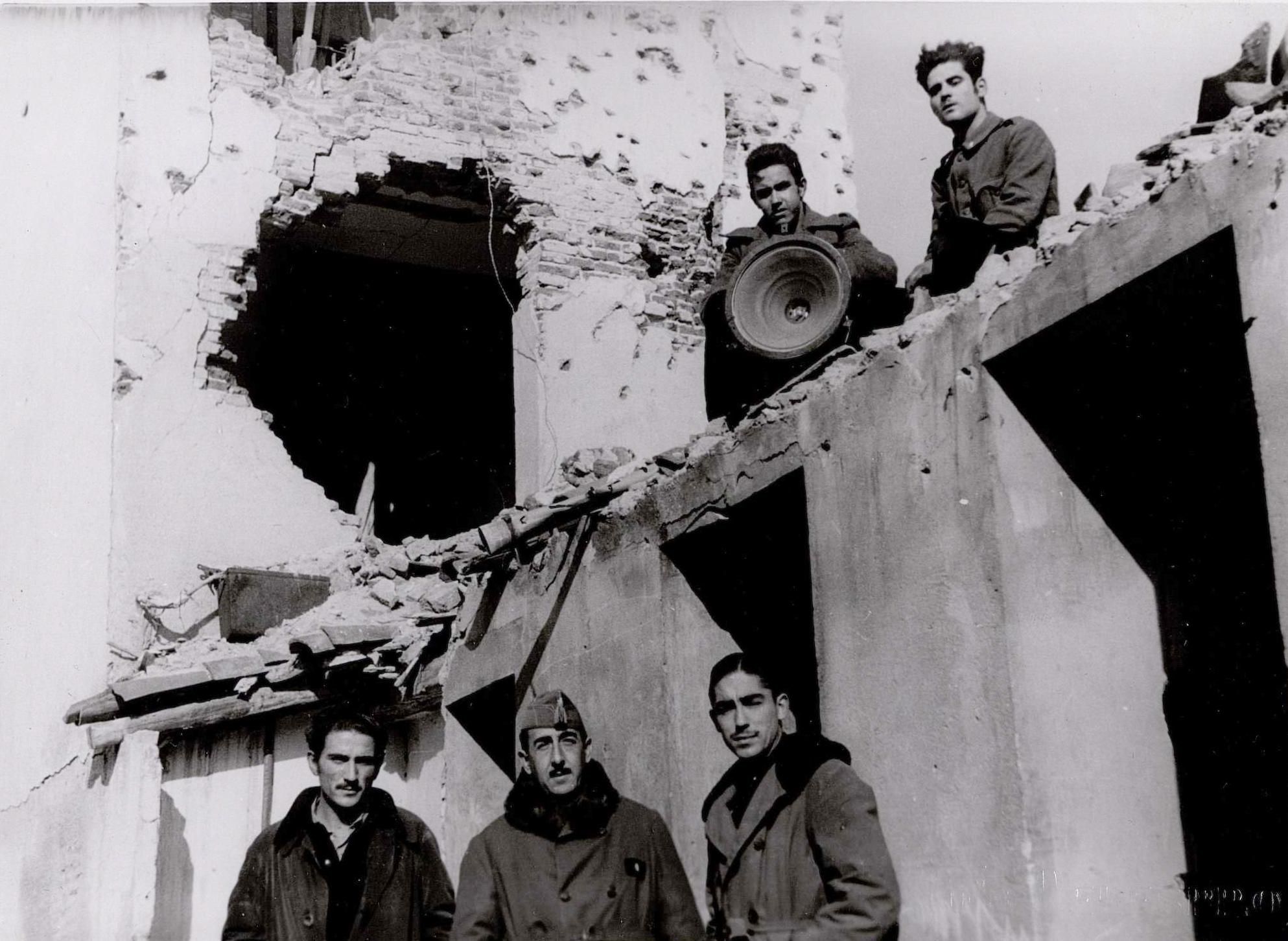 Gregorio Marañón (primero por la derecha, abajo) visitando una instalación de altavoces de guerra en el frente de Carabanchel