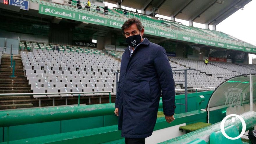 González Calvo llegando al Estadio El Arcángel