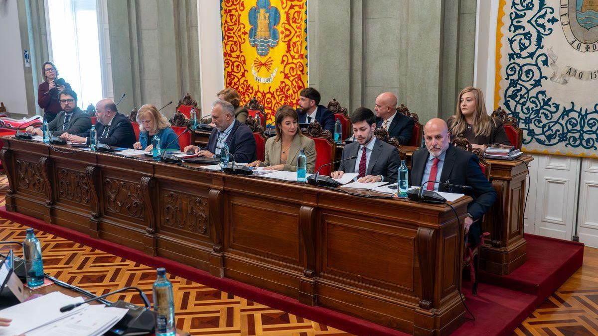 Pleno del ayuntamiento de Cartagena. Al fondo, el escaño vacío de Salinas