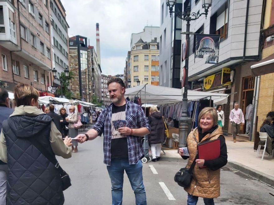 Enrique Ibáñez y María del Mar Diaz reparten publicidad electoral en el mercado de La Felguera