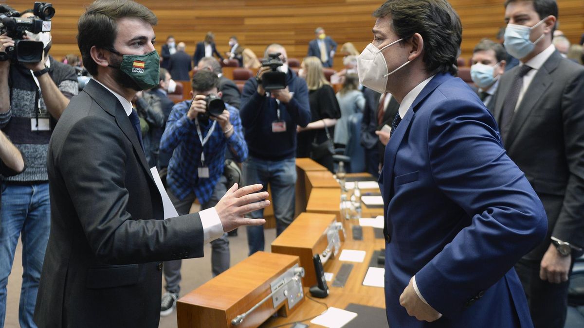 El presidente en funciones de la Junta de Castilla y León, Alfonso Fernández Mañueco (d), conversa con el candidato de Vox a la presidencia , Juan García-Gallardo (i), tras el pleno de constitución del parlamento regional.