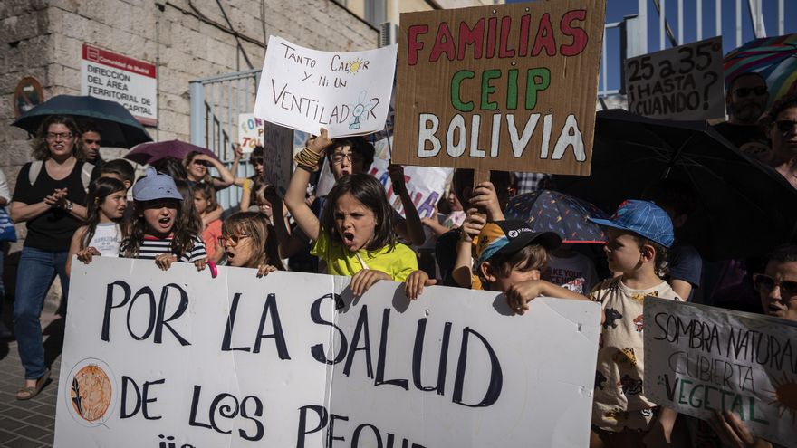 Familias de Madrid se concentran frente a la Dirección de Área de Educación de la Comunidad contra las altas temperaturas en las aulas durante los meses de primavera y verano.