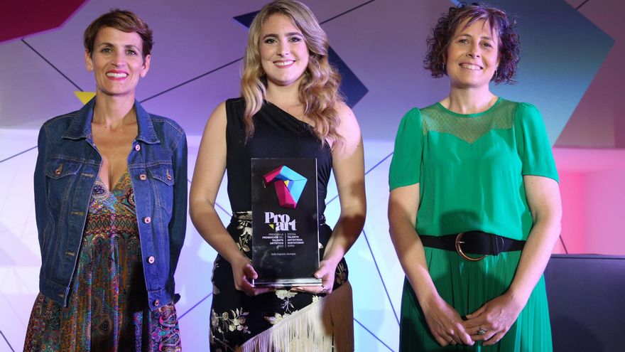 Sofía Esparza muestra el premio, junto con la presidenta Chivite y la consejera Rebeca Esnaola