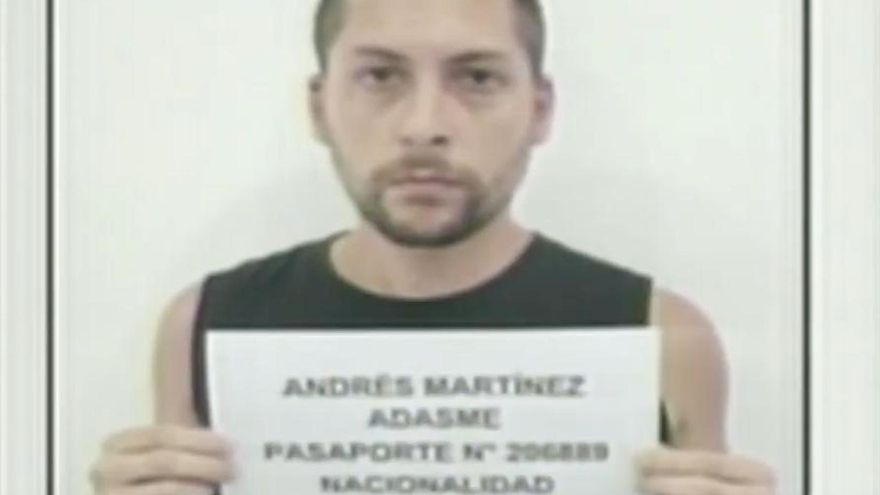 Captura de pantalla de una transmisión del canal de televisión estatal Venezolana de Televisión (VTV), donde se observa al ciudadano español Andrés Martínez Adasne sosteniendo una hoja con sus datos de identificación, en Caracas (Venezuela). El ministro del Interior de Venezuela, Diosdado Cabello, anunció hoy la detención de dos ciudadanos españoles, tres estadounidenses y un checo, implicados en una supuesta operación que tenía como objetivo llevar a cabo actos "terroristas", entre ellos asesinar al presidente Nicolás Maduro. EFE/ Venezolana de Televisión/ MAXIMA CALIDAD DISPONIBLE/ SOLO USO EDITORIAL/ NO VENTAS/SOLO DISPONIBLE PARA ILUSTRAR LA NOTICIA QUE ACOMPAÑA/CRÉDITO OBLIGATORIO