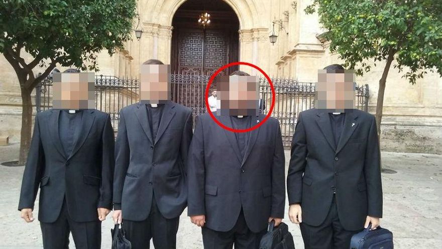 El cura acusado de sedar y violar a feligresas denunció a su novia por robarle el disco duro con las grabaciones