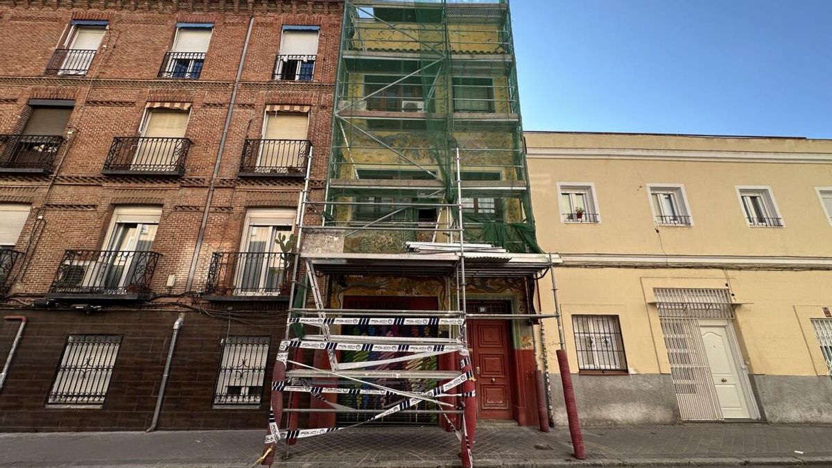 Estado actual de la fachada del Montacargas con andamios instalados por las obras, que finalmente han quedado paralizadas