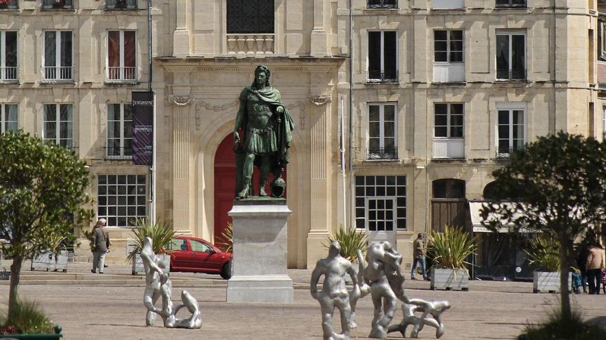 Monumento dedicado a la memoria de Guillermo en Conquistador en Caen.