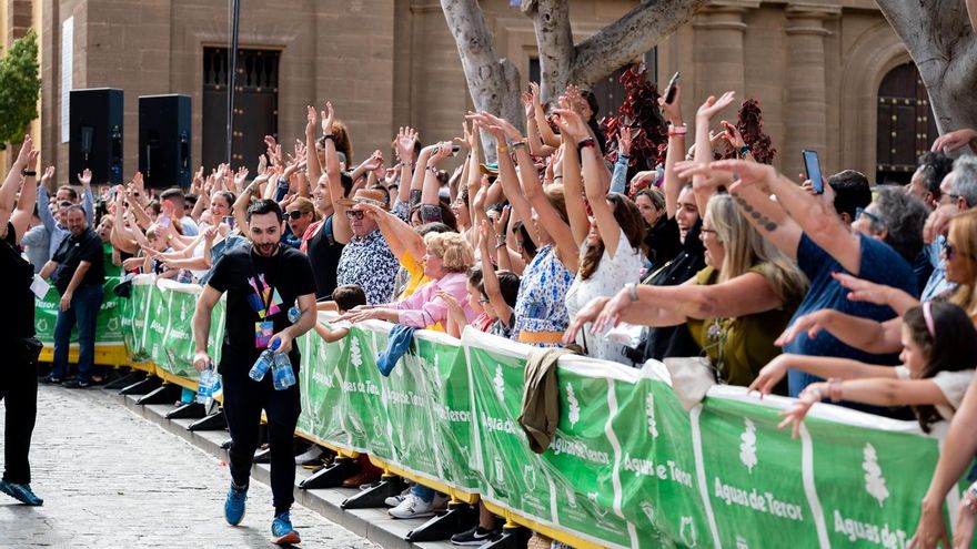 Público asistente a la Carrera de Tacones en Gáldar.