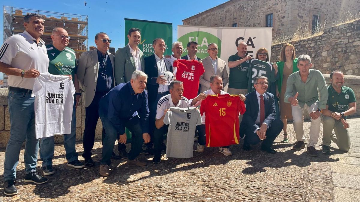 Fundación Eurocaja Rural apoya en Cáceres el partido solidario 'Leyendas de Fútbol' contra la ELA