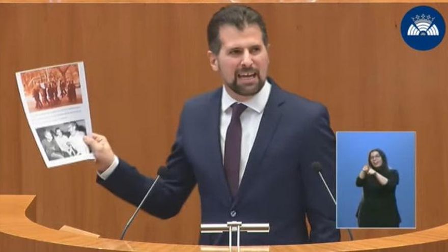 Tudanca enseña una foto del futuro consejero de Vox que dirigirá Cultura, Gonzalo Santoja, en un mitin de de Herri Batasuna.