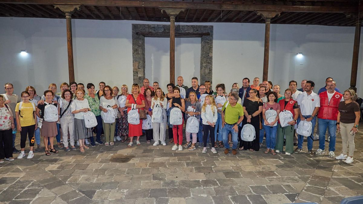 Los vecinos de Garachico reciben un kit de emergencia por el simulacro de erupción volcánica de este viernes
