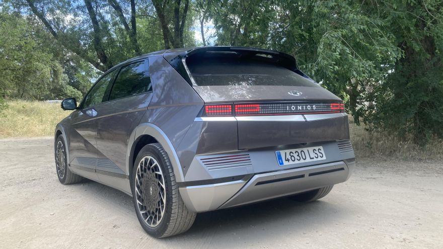 El Hyundai Ioniq 5 es un vehículo de dimensiones notables, especialmente a lo ancho y alto.