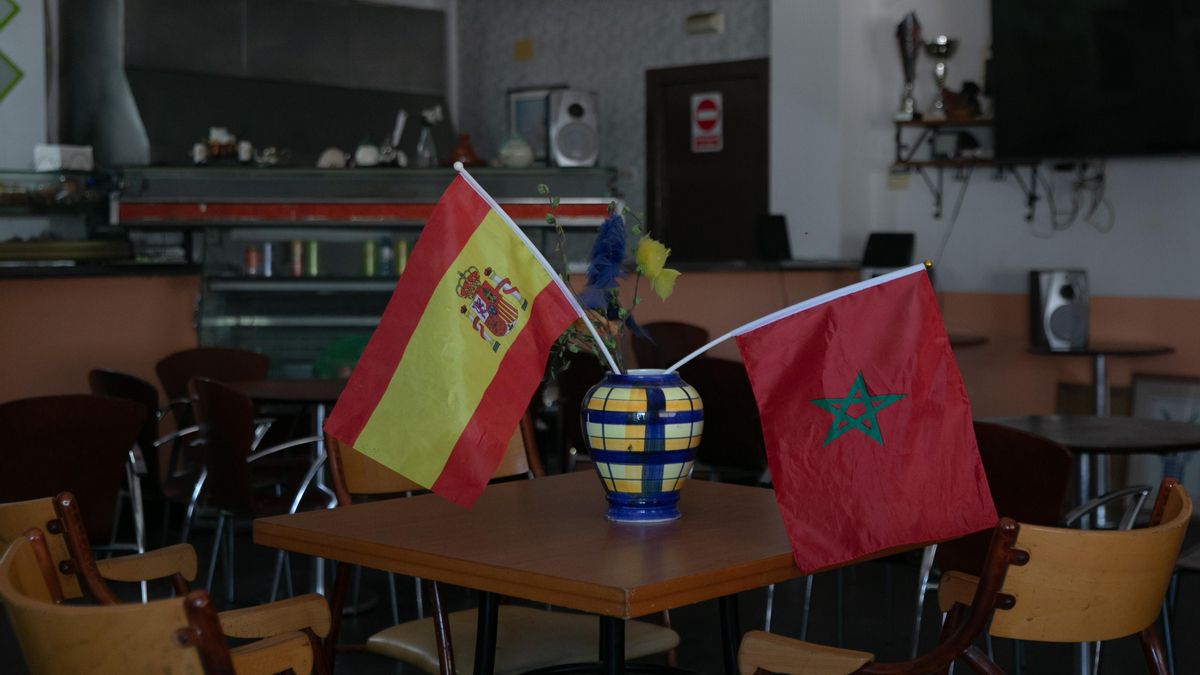El interior de la cafetería de Allal, con la bandera de España y Marruecos
