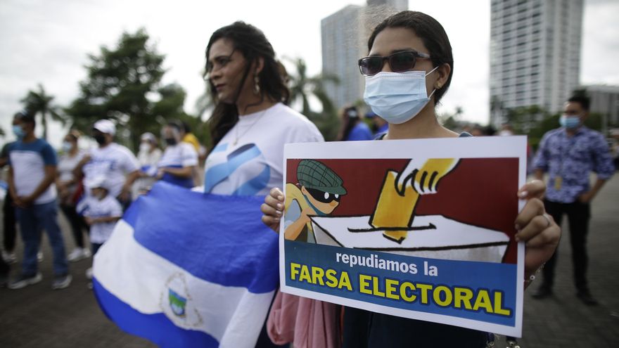 Decenas de nicaragüenses residentes en la capital protestan este domingo, en la cinta costera en Ciudad de Panamá, por las elecciones presidenciales en Nicaragua. EFE/Bienvenido Velasco