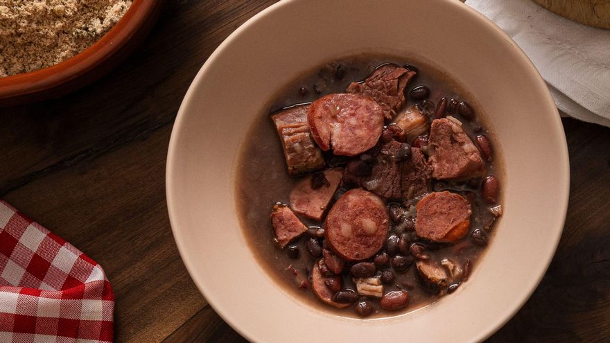 Las alubias con chorizo son un plato contundente, propio de los días más fríos