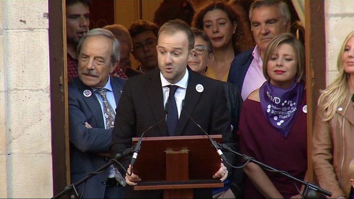 Sid Lowe, en el balcón del Ayuntamiento de Oviedo, pronuncia su pregón en las fiestas locales de San Mateo, en 2017.