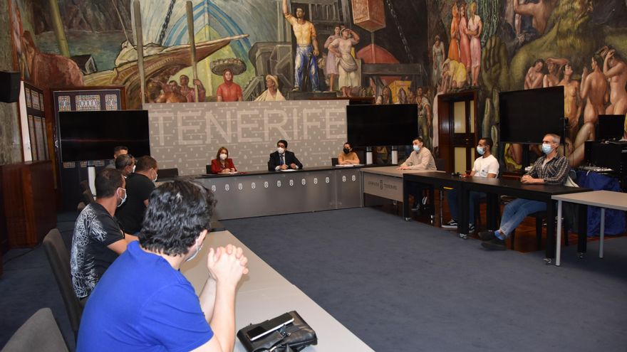 Reunión del presidente del Cabildo de Tenerife, Pedro Martín, con los trabajadores de la refinería de CEPSA.