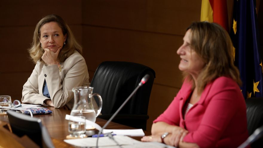 La vicepresidenta primera del Gobierno, Nadia Calviño (i), y la ministra para la Transición Ecológica, Teresa Ribera, presentan el Marco Bonos verdes, este miércoles, en el Ministerio de Asuntos Económicos y Transformación Digital, en Madrid. EFE/Emilio Naranjo
