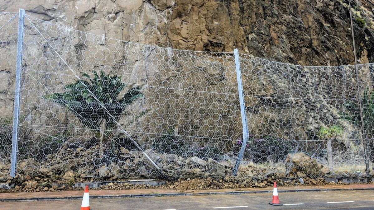 Desprendimientos provocados por las lluvias doblan las barreras dinámicas de protección de la carretera de Bajamar