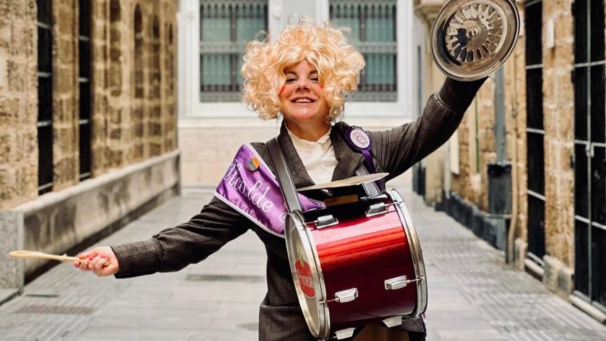 La madre de Kichi, inesperada estrella del Carnaval callejero: un romancero que triunfa en las calles de Cádiz