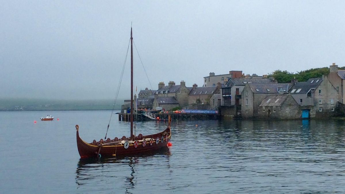 Réplica de un Drakar junto a las casas de Lerwick, la capital de las Shetlands.