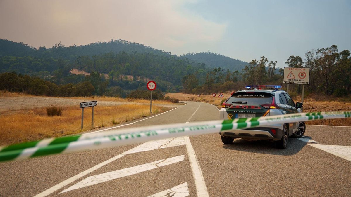 Un vehículo de la Guardia Civil impide el acceso a El Madroño.
