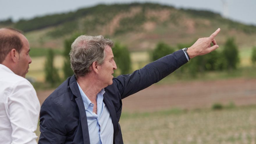 El presidente del PP, Alberto Núñez Feijóo, tras visitar la empresa FHF Frutas y Hortalizas, a 3 de junio de 2025, en Fontellas, Navarra (España).