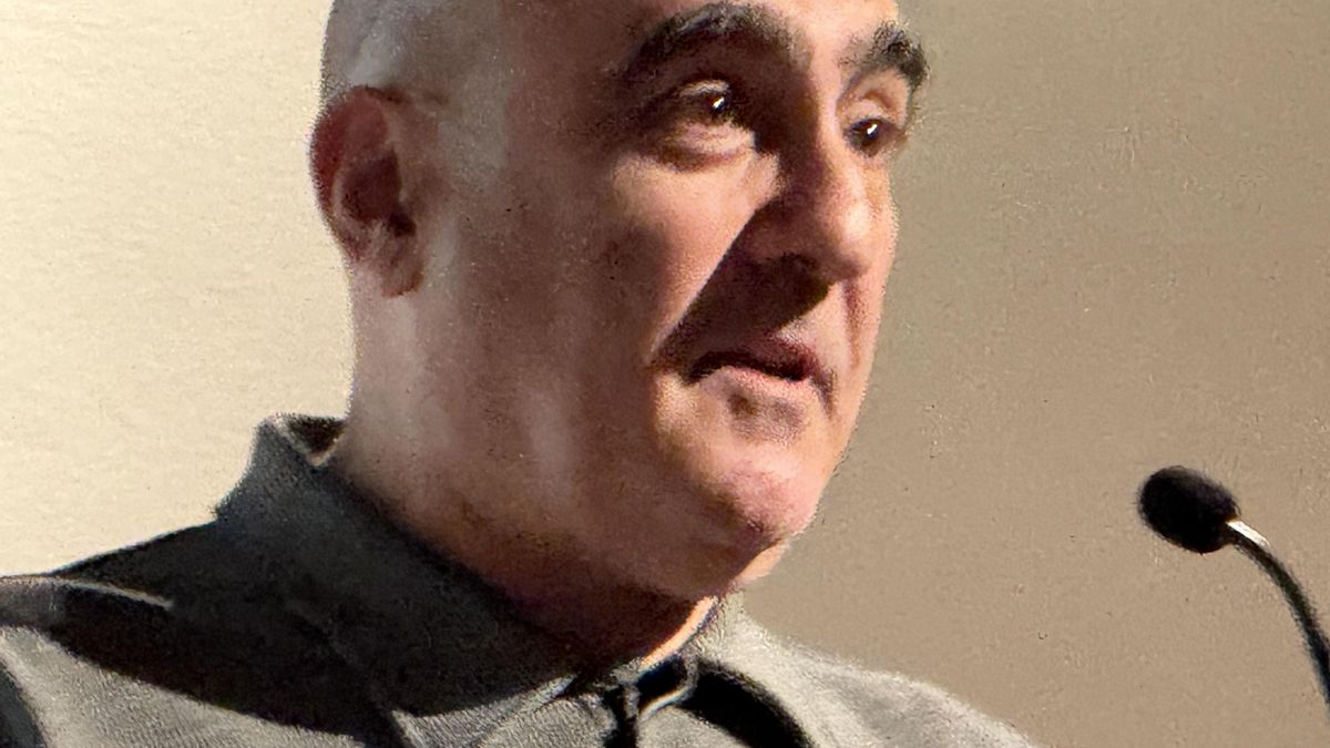 Nel·lo Pellisser durant la seua intervenció en el Premi Vicent Ventura.